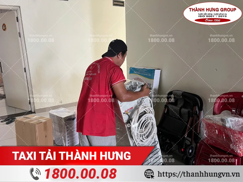 Nhân viên Thành Hưng vận chuyển máy lọc nước