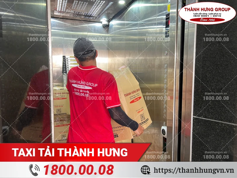 Nhân viên Thành Hưng vận chuyển các thùng đồ vào thang máy