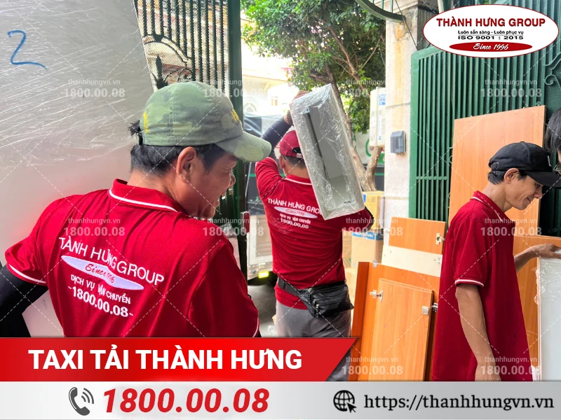 Nhân viên Thành Hưng bốc xếp đồ nội thất ra xe vận chuyển