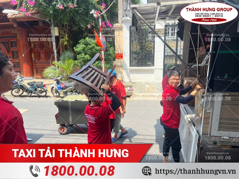 Nhân viên Thành Hưng bốc xếp ghế lên xe tải