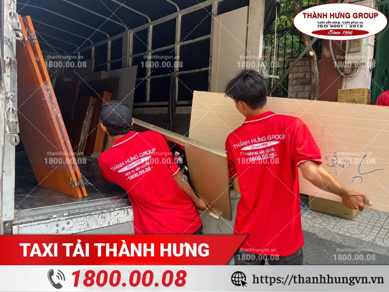 Nhân viên Thành Hưng bốc xếp đồ nội thất gỗ lên xe tải