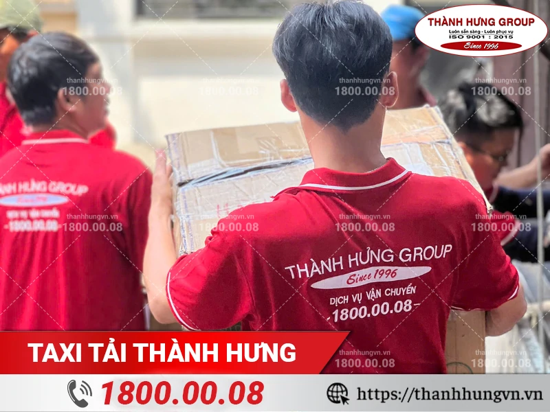 Nhân viên Thành Hưng bốc xếp thùng đồ ra xe tải