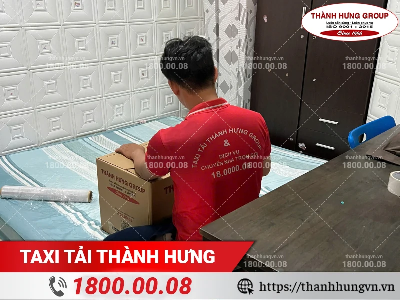 Nhân viên Thành Hưng chuẩn bị thùng carton đóng gói đồ