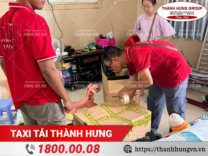 Nhân viên Thành Hưng dán keo thùng đồ một cách cẩn thận