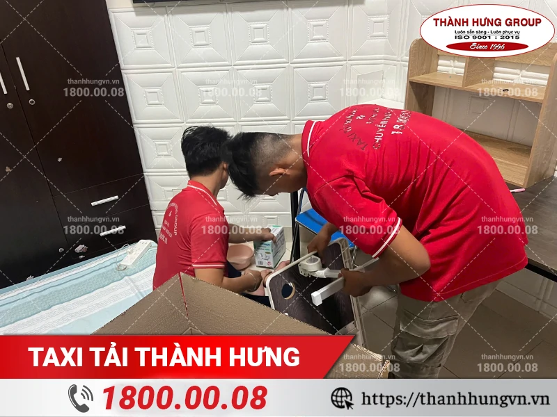 Nhân viên Thành hưng đóng gói đồ đạc vào thùng carton