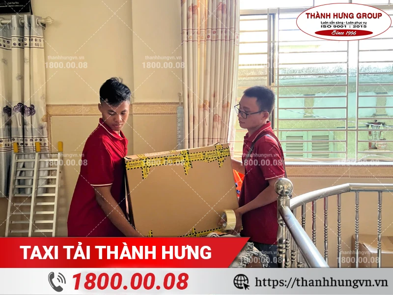 Nhân viên Thành Hưng khiêng thùng đồ lại điểm tập kết