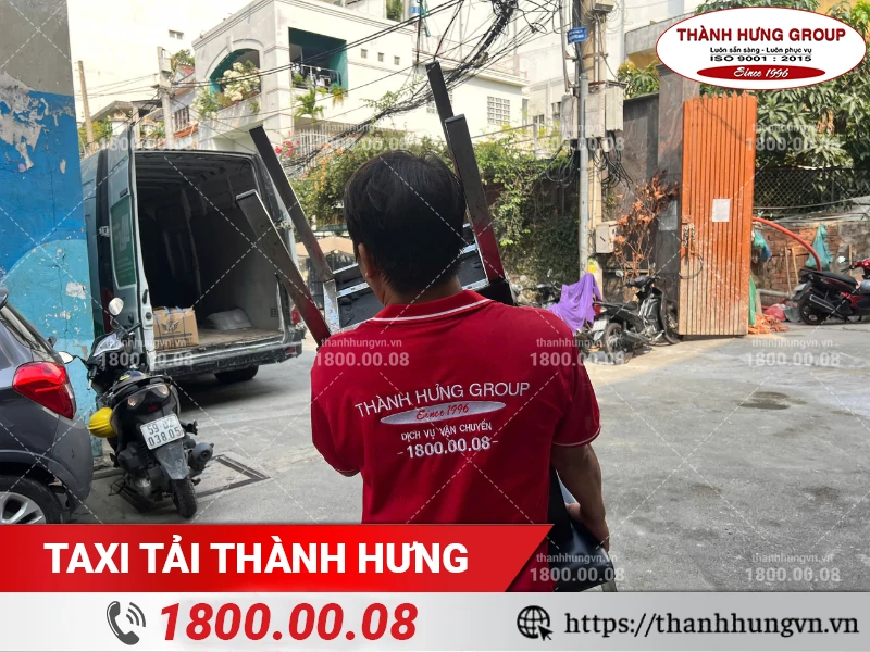 Nhân viên Thành Hưng vận chuyển ghế ra xe tải