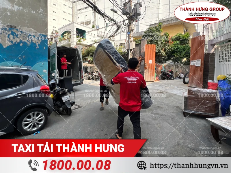 Nhân viên Thành Hưng bốc xếp nệm đã được bọc lót lên xe tải  