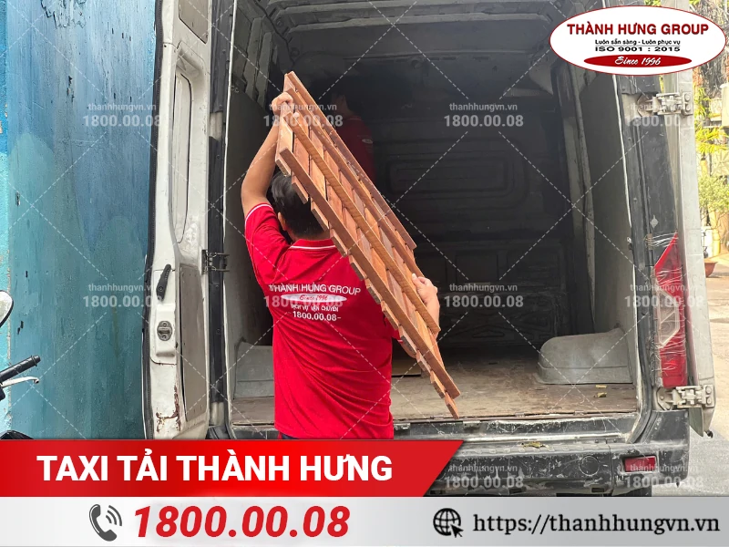 Nhân viên Thành Hưng bốc xếp pallet gỗ lên xe tải  