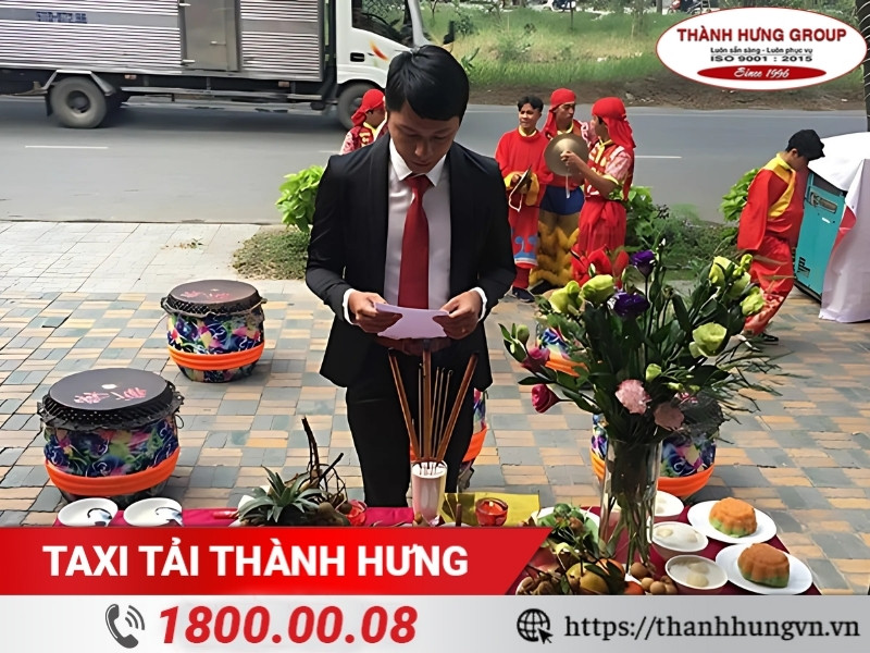 Ăn mặc chỉnh tề để cúng khai trương.