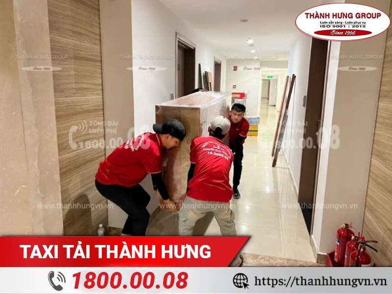 Hình ảnh nhân viên Thành Hưng đang tiến hành khuân vác đồ đạc
