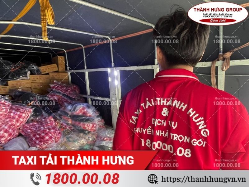 Hàng hóa, áo quần, nhu yếu phẩm được chất lên xe vận chuyển đến miền Trung