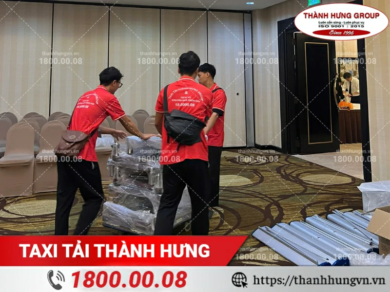 Nhân viên sử dụng xe đẩy cẩn thận đưa hàng hoá ra xe