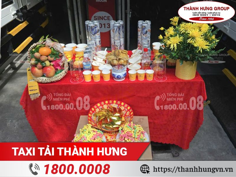 Bàn cúng xe tải mới với đầy đủ lễ vật của Thành Hưng