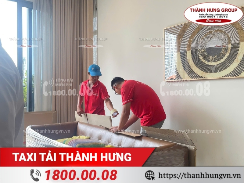 Bàn ghế được đóng gói cẩn thận trước khi vận chuyển.