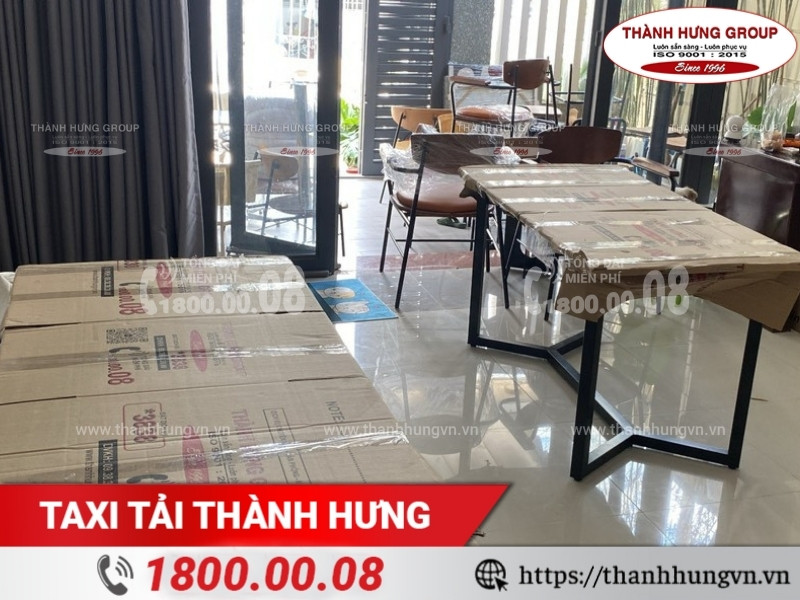 Bàn ghế được đóng gói cẩn thận trước khi vận chuyển.