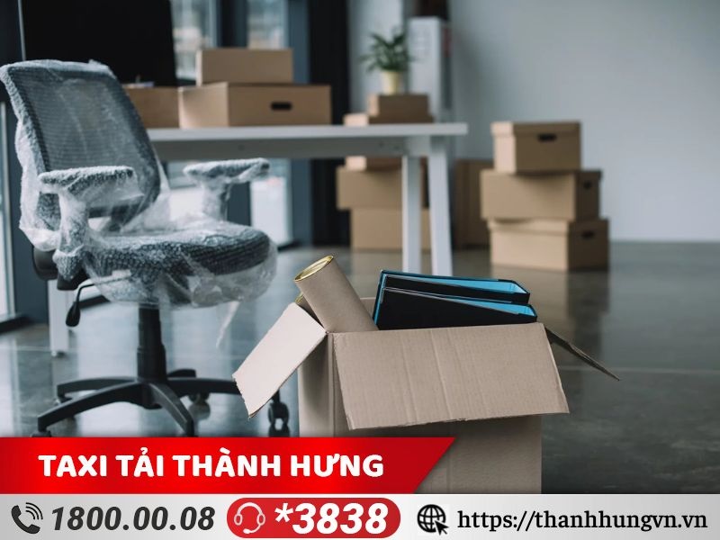 Bàn ghế, tủ, kệ sách thường khó di chuyển trong thang máy khi chuyển văn phòng tại tòa nhà cao tầng.