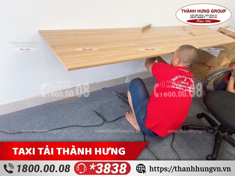 Bàn học được tháo rời để đảm bảo an toàn khi di chuyển.