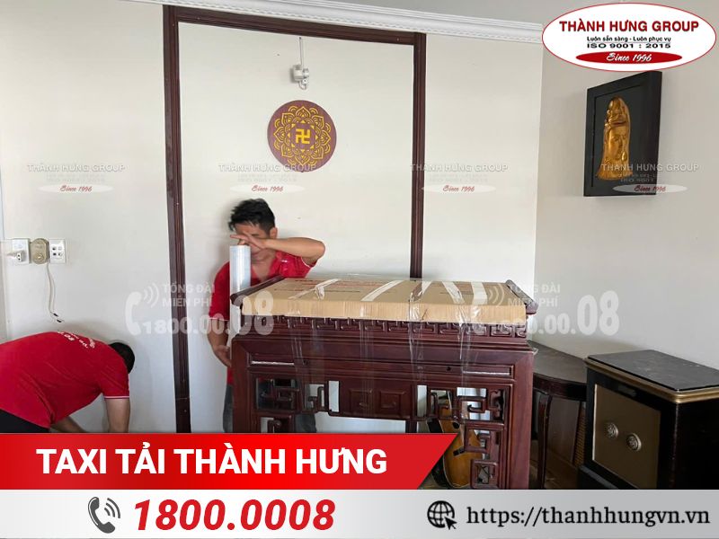 Nhân viên bao bọc cẩn thận đồ đạc để tránh hư hỏng