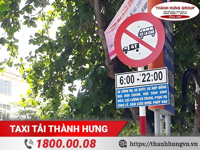 Biển báo có hình tròn với màu viền đỏ trên nền trắng