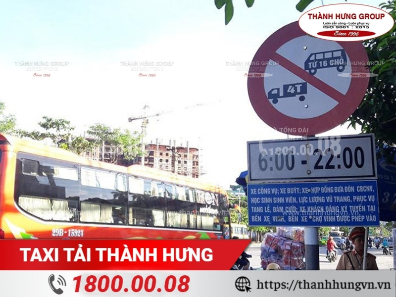 Biển báo cấm xe tải trên một số tuyến đường tại Hà Nội.