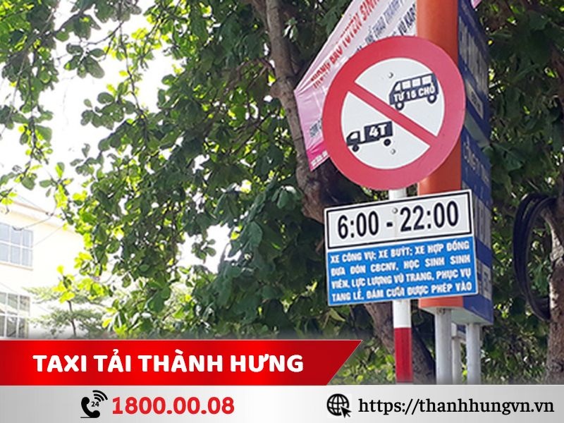 Biển báo có hình tròn với màu viền đỏ trên nền trắng