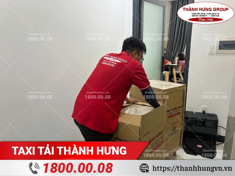 Nhân viên Thành Hưng bọc lót cẩn thận đồ nội thất
