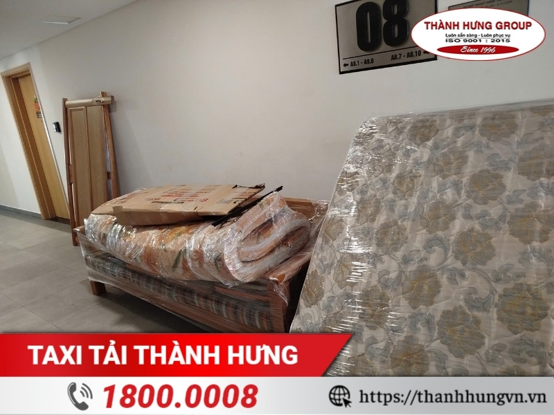Gấp gọn nệm gọn gàng, dùng băng dính, bọc nệm quấn xung quanh