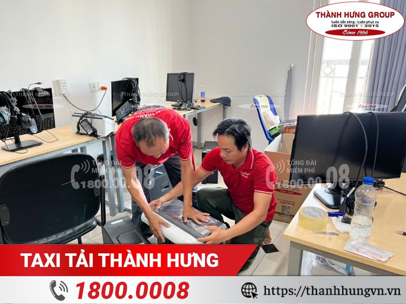 Thành Hưng hỗ trợ đóng gói, bốc xếp máy tính khi chuyển văn phòng