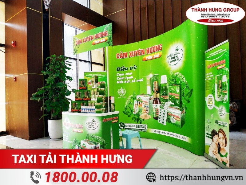 Booth chụp hình, backdrop tại các sự kiện quảng cáo có kích thước lớn và nhiều chi tiết tạo thành.