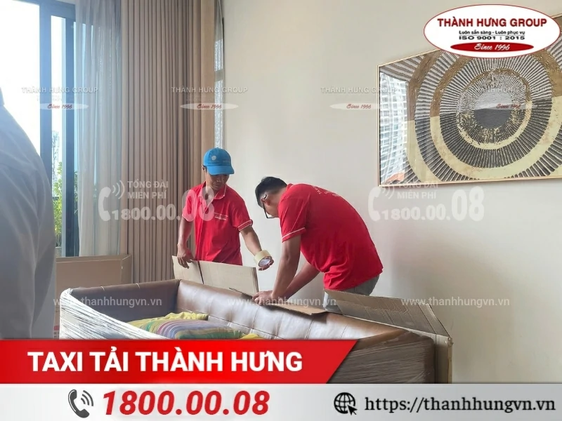 Sofa phòng khách được bọc nilon cẩn thận.
