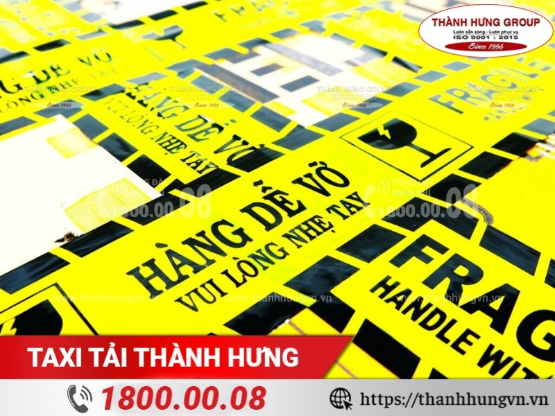 Cảnh báo hàng dễ vỡ của Thành Hưng được dán trên mọi mặt hàng.