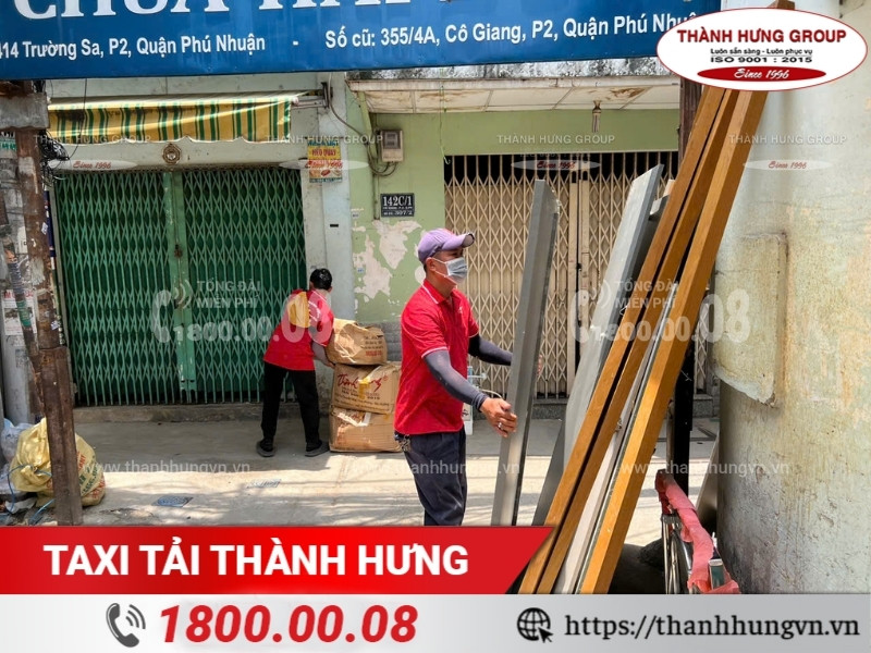 Cẩu kiện gỗ được tập kết và vận chuyển bằng xe tải lớn.