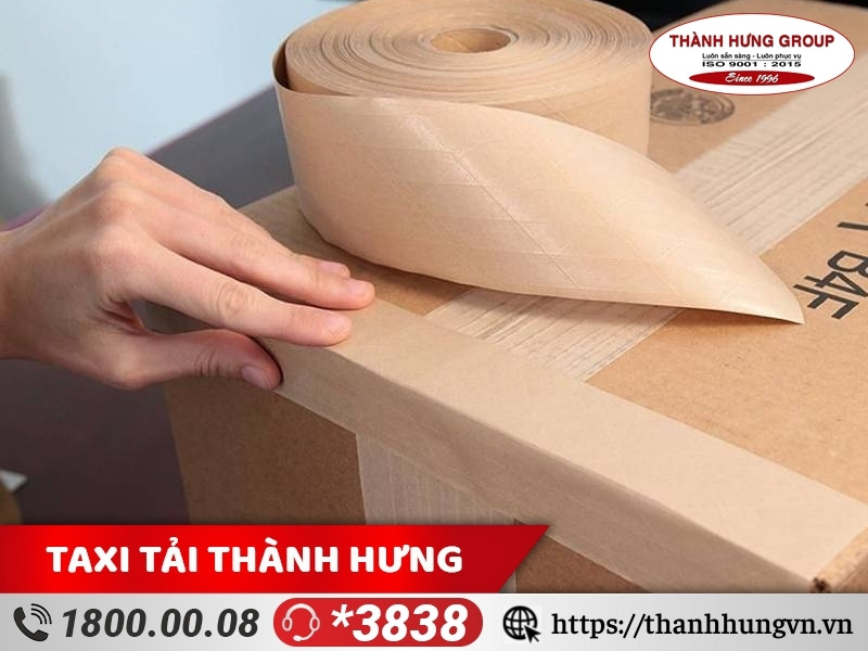 Dán băng keo chắc chắn quanh thùng