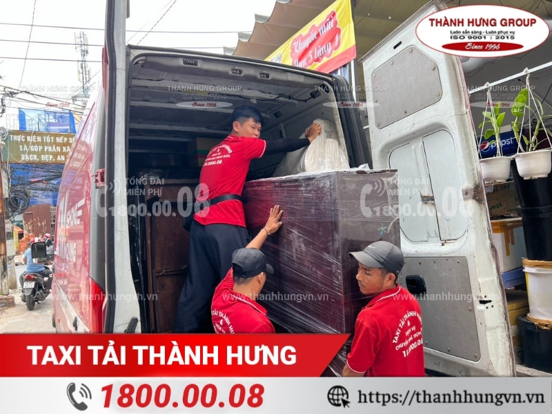 Chi phí phát sinh khi thuê nhân công bốc xếp đồ đạc.