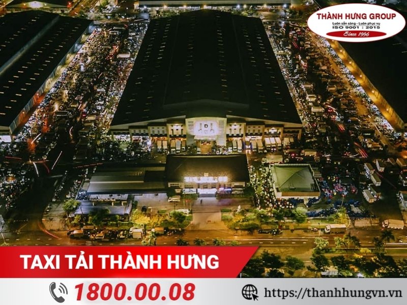 Chợ đầu mối Bình Điền về đêm.