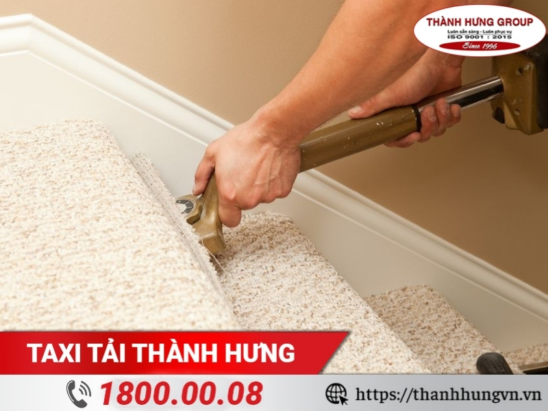 Chuẩn bị đầy đủ dụng cụ để gỡ thảm trải sàn nhanh chóng.