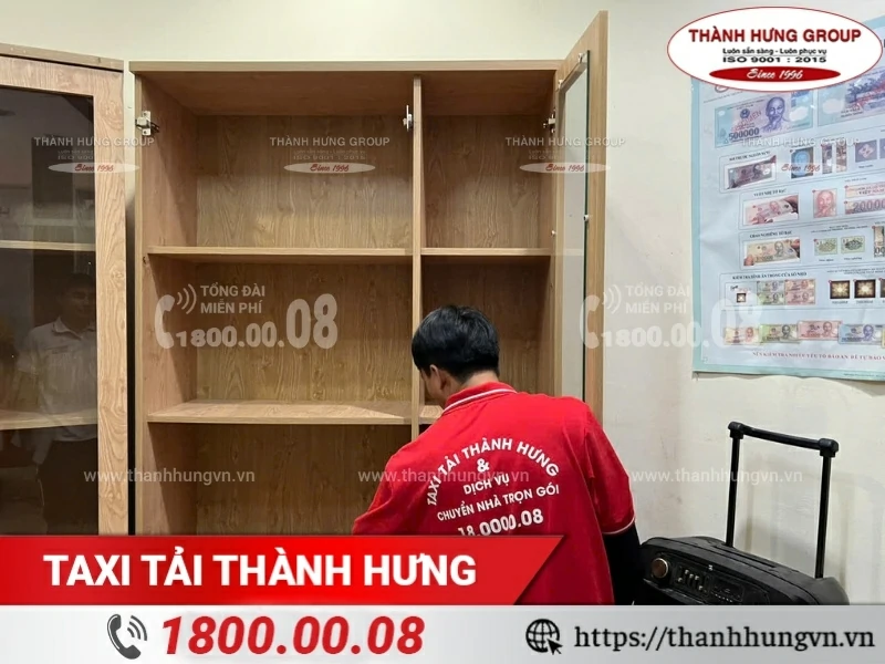 Nhân sự Thành Hưng hỗ trợ tháo lắp tủ/ bàn ghế/… và đóng gói đúng cách khi chuyển ngân hàng.