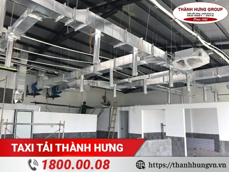 Hệ thống bếp và hút mùi trong nhà hàng đòi hỏi đội ngũ nhân sự có chuyên môn tháo lắp.