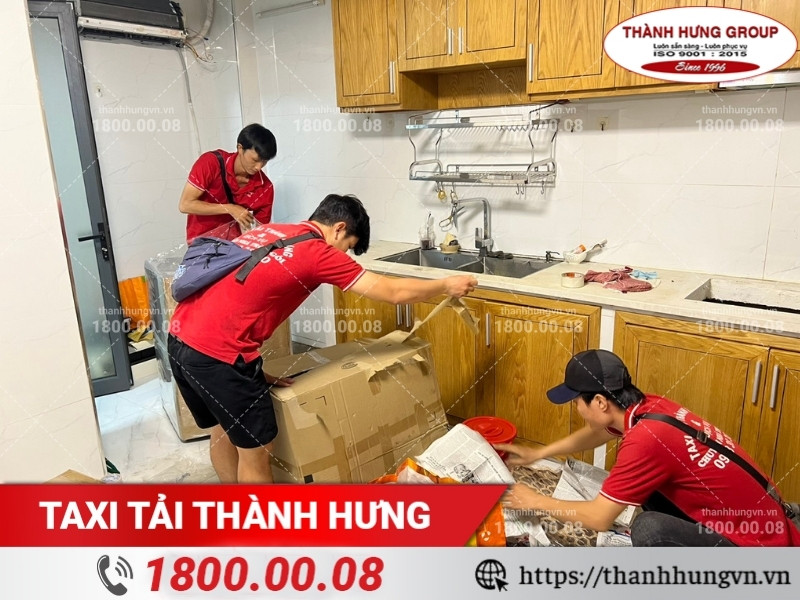 Chuyển Nhà Thành Hưng - hỗ trợ khách hàng đóng gói và vận chuyển bát đĩa an toàn.