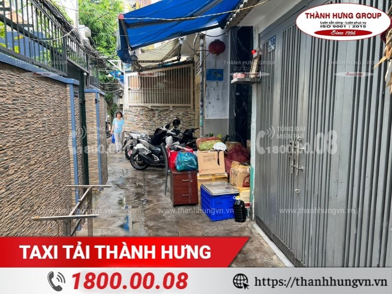 Chuyển nhà trong ngõ sâu hẻm nhỏ gặp nhiều khó khăn.