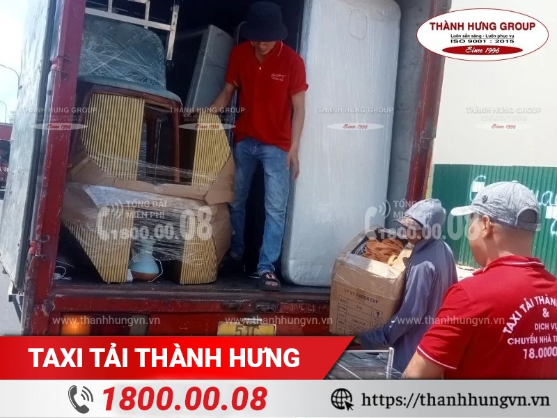 Nhân viên Thành Hưng luôn sẵn sàng phục vụ khách hàng chuyển văn phòng vào ban đêm, ngoài giờ hành chính, 24/7