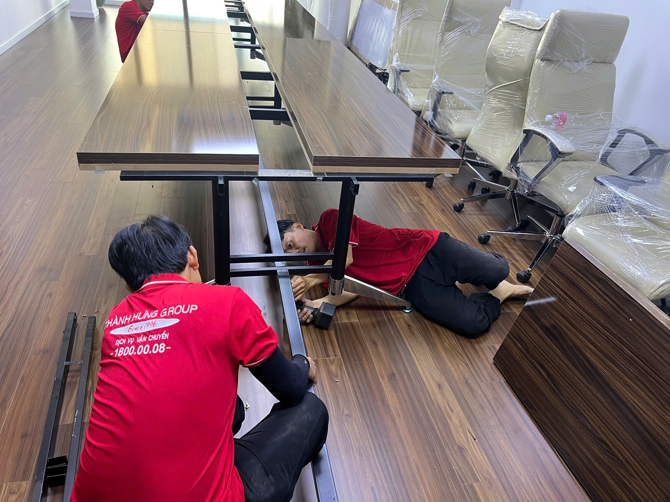 Nhân viên Thành Hưng tháo dỡ bàn