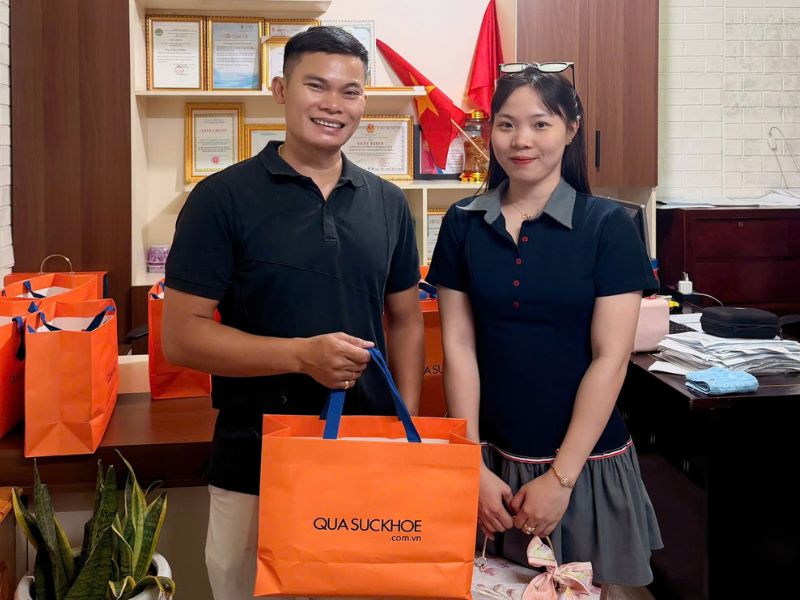 Đại diện Thành Hưng Group trao túi quà sức khỏe Tết cho CBNV