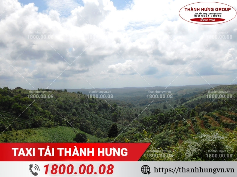 Đắk Lắk có địa hình cao nguyên bazan trải dài, thời tiết Tây Nguyên đặc trưng.