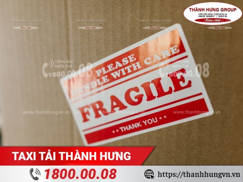 Dán nhãn hàng dễ vỡ lên thùng cùng các thông tin cần thiết