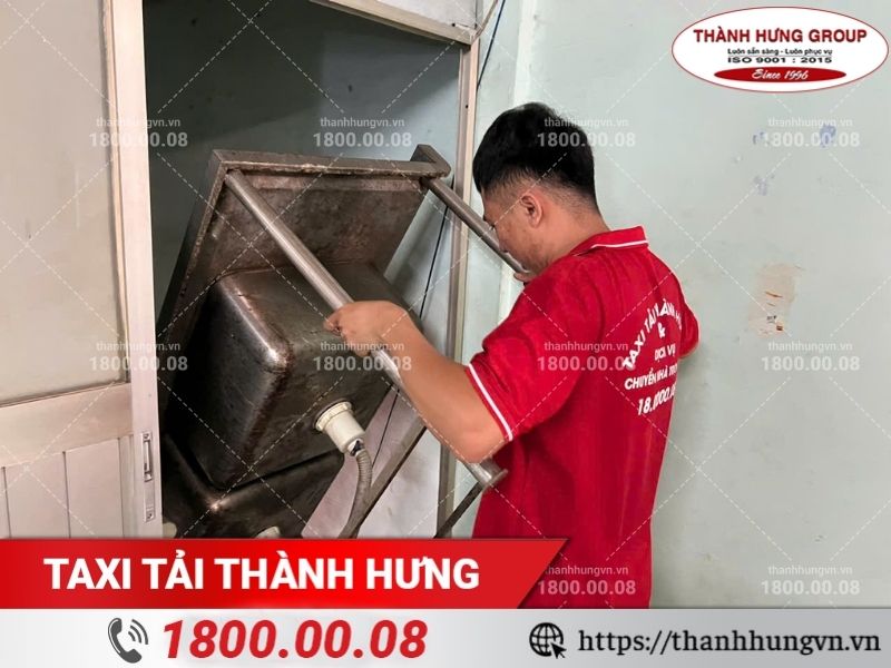 Di chuyển đồ nặng cồng kềnh qua cầu thang nhỏ hẹp gặp nhiều khó khăn.