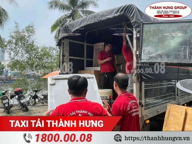 Đồ đạc/ hàng hóa được đóng gói kỹ càng, bốc xếp cẩn thận lên xe chuyên dụng.