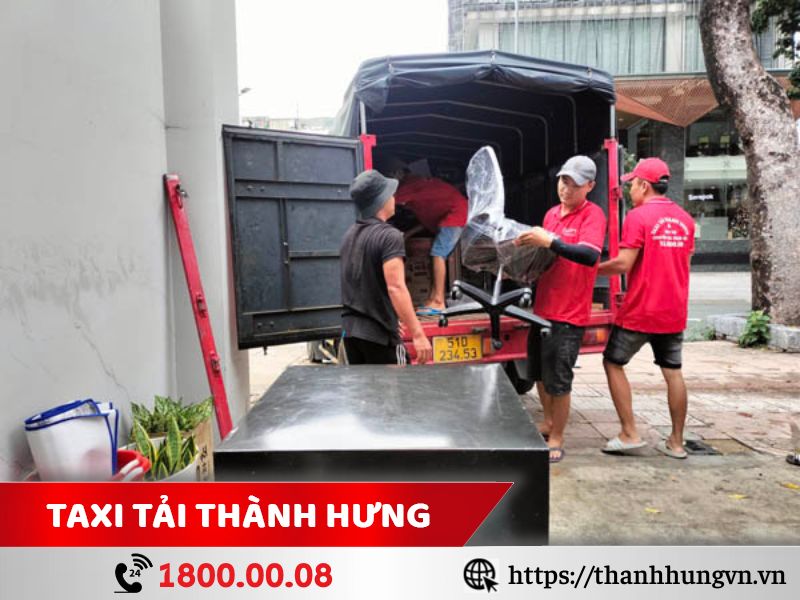 xe tải chở hàng quận Tân Phú 