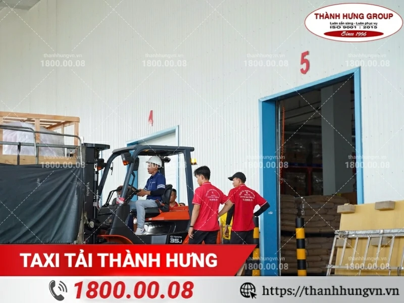 Xe nâng Thành Hưng hỗ trợ di dời nhà kho.